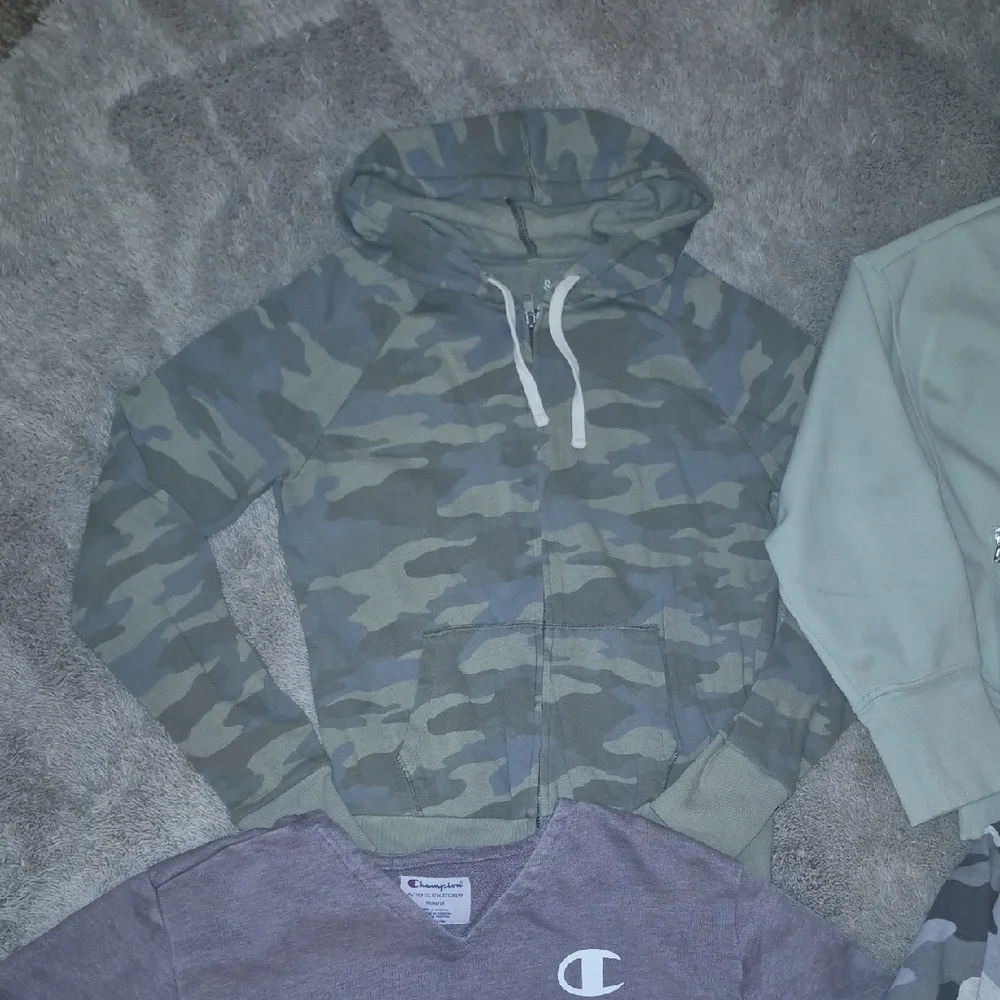 Womens Hoodie Bundle, Size M - Picture 4 of 7